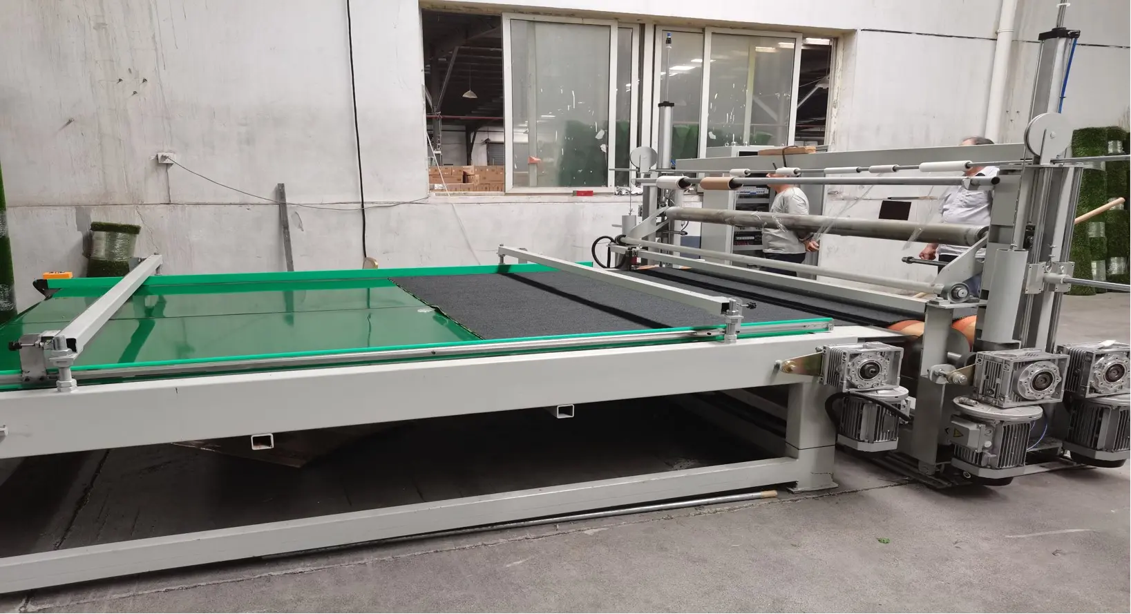 Victurf ha presentado una máquina enrolladora de césped artificial
totalmente automática.